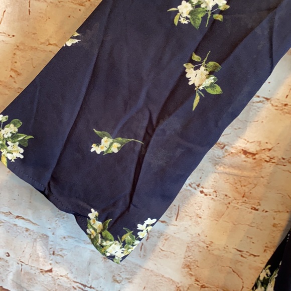 Cupcakes and Cashmere Dorene floral romper NWT XS - Picture 5 of 10